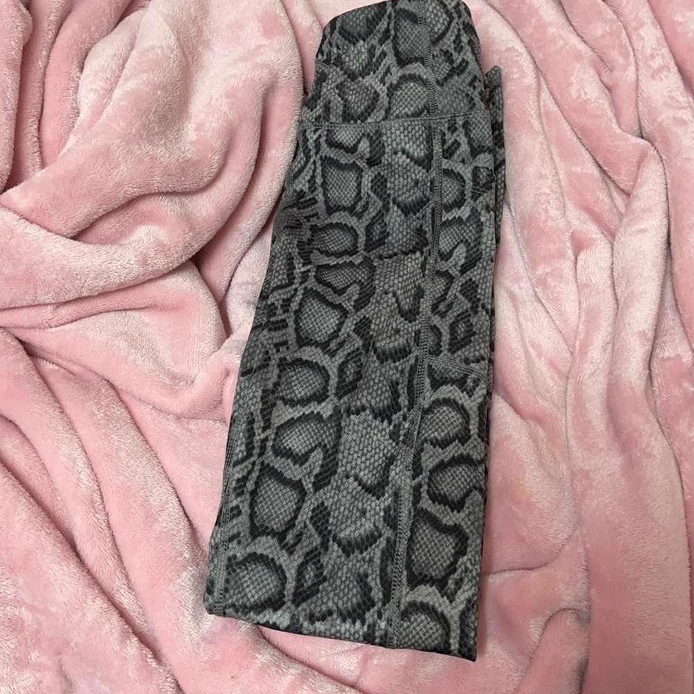 Snap print leggings